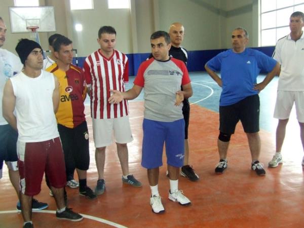 Anadolu Ajans ehit olan Malazgirt le Jandarma Komutan Binba Arslan Kulaksz'n Mu halk ile olan fotoraflar paylat.