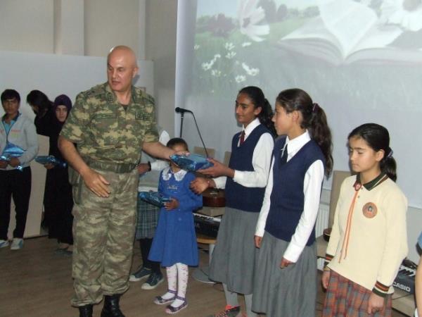 Malazgirt Jandarma Komutan Binba Arslan Kulaksz'n ehit dmesinin ardndan yaynlanan fotoraflar, yllar nce Diyarbakr halkna olan sevgisiyle tannan ve 25 Ocak 2001'de gerekletirilen saldr sonucunda ehit den Diyarbakr l Emniyet Mdr Gaffar Okan' hatrlatt.