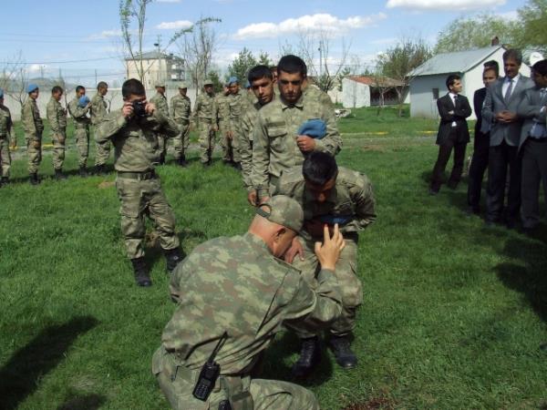 Malazgirt Jandarma Komutan Binba Arslan Kulaksz'n ehit dmesinin ardndan yaynlanan fotoraflar, yllar nce Diyarbakr halkna olan sevgisiyle tannan ve 25 Ocak 2001'de gerekletirilen pusu drlerek ehit den Diyarbakr l Emniyet Mdr Gaffar Okan' hatrlatt.