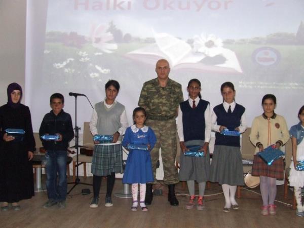 Malazgirt Jandarma Komutan Binba Arslan Kulaksz'n ehit dmesinin ardndan yaynlanan fotoraflar, yllar nce Diyarbakr halkna olan sevgisiyle tannan ve 25 Ocak 2001'de gerekletirilen saldr sonucunda ehit den Diyarbakr l Emniyet Mdr Gaffar Okan' hatrlatt.