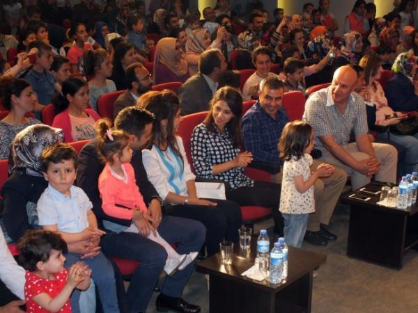 Malazgirt Jandarma Komutan Binba Arslan Kulaksz ve ei, 2 ara tarafndan apraz atee tutuldu. Kulaksz ar yaral olarak kaldrld hastanede ehit olmutu.