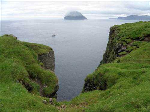 Denizin ortasndaki kk adann olduka ilgin bir zellii var. zlanda ile Faroe Adalar'nn ortasnda bulunan minik ada, tepesinde bulunan bulutla tannyor.
