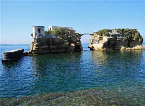 Adann bir sonraki Alman sahibi Otto Grunback ise ani bir kalp krizi sonucu adadaki evde hayatn kaybeder.