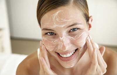 Bu yzden hemen bir bardak dolusu su iin ve bol bol meyve tketin. Buna ramen siyah noktalar gemiyorsa bir dermatoloa danmalsnz.