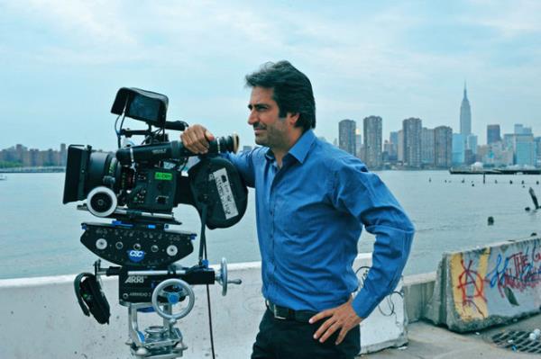 arkcl brakan Mahsun Krmzgl, sinemadan kazandn yine sinemaya yatryor. Yeni ekecei filmi iin kaynak arayna giren baarl ynetmen Baheky Sakl Koru&#8217;daki villasn 5.5 milyon dolara (15 milyon TL) sata kard...