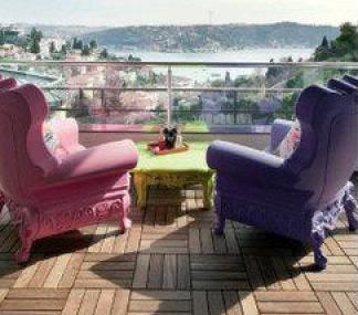 Balkon hem manzaras hem de zevkli dekorasyonu ile dikkat ekiyor...