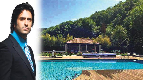 Bin 400 metrekarelik alana kurulan 3 katl villada yzme havuzu, 6 oda, 2 salon, 4 banyo, cep sinemas ve sauna bulunuyor. Krmzgl, geen ay bir dnde konser vermesi iin kendisine teklif edilen 1 milyon TL&#8217;yi reddetmiti.