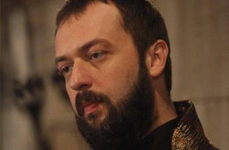 Pargal brahim'i canlandrd Muhteem Yzyl dizisinde ayrldktan sonra uzun sredir ortalarda grnmeyen Okan Yalabk, Uskumruky'de yeni ald evinin bahesinde grntlendi