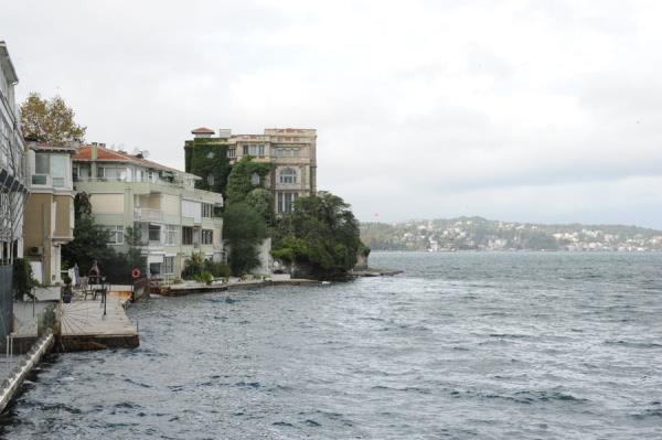 Kural'n evinde arkadalarna dzenledii partiler magazin dnyasnda sk sk konuulan konular arasnda yer alyor.