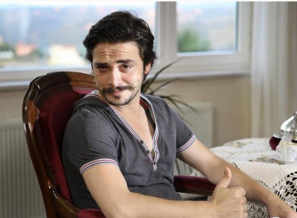 'Dn Dernek' sinema filmi ve 'Karde Pay' dizisiyle hretde tavan yapan Ahmet Kural, Rumelihisar'nda denize sfr ev kiralad bu evde yayor.,