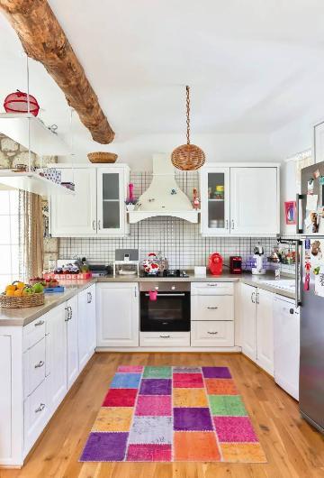 Eve ana giriin yan sra baheden de pratik bir gei salanm. Alt katta salona alan geni bir mutfak, misafir tuvaleti ve baheye alan misafir evi yer alm.