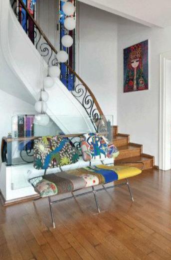 Evin giriinde sizi karlayan ikili koltuk ve duvarlardaki Canan Durmaz'a ait tablolar oluyor...