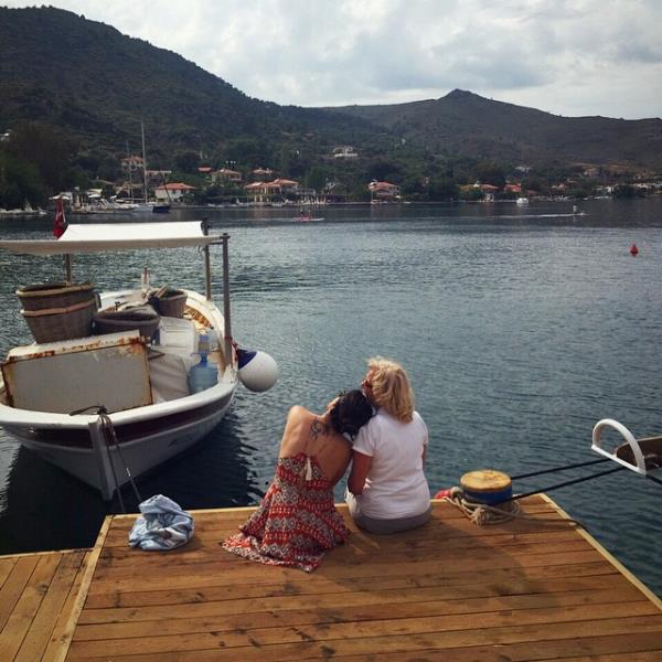 Tatilini Bodrum mu yoksa eme'de mi geirecei merak konusu olan ikoncan, tatiline Marmaris'in nl Selimiye Ky'nden balamay tercih etti.