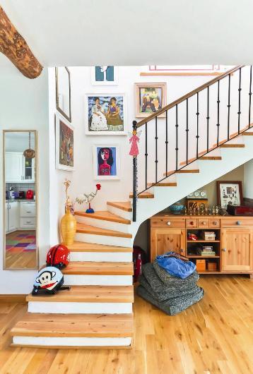 300 m2&#8217;lik iki katl ta ev, eski ky evlerinden ilham alnarak yeniden tasarlanm.