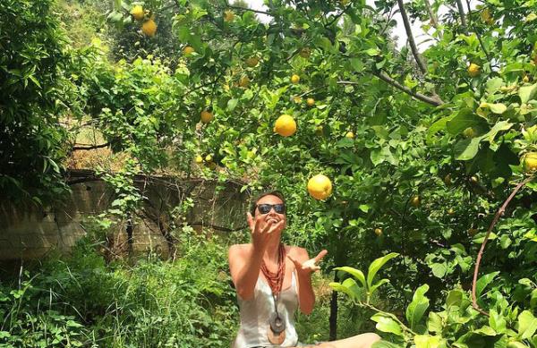 Burada annesine ait denize sfr evde kalan Eda Tapnar, evin arka bahesi ve verandasnda ekilen pozlarn da instagram'da paylat.