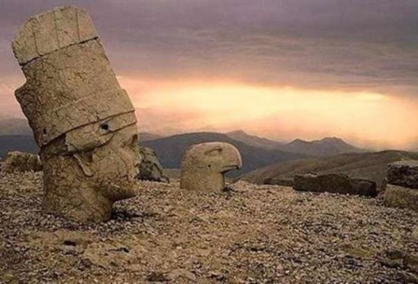 Adyaman - Nemrut  <br>  Nemrut, Adyaman ilinde Kahta ilesi Ankar dalar yaknnda 2.150 metre yksekliinde bir dadr. Nemrut Da 1987'de UNESCO tarafndan Dnya miras alan ilan edilmitir ve dnyann sekiz harikasndan biridir.