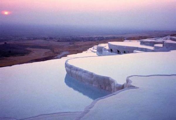 Denizli - Pamukkale  <br>  Denizli'de bulunan Pamukkale, kent kaplcalar ve akan sulardan kalan karbonat mineralleri teraslarn, travertenleri kapsamaktadr. Pamukkale, UNESCO tarafndan belirlenen Dnya Miras Listesinde yer almaktadr. Pamukkale teraslar, kaplca suyu tarafndan keltilmi bir tortullu kaya olan travertenden oluur. Bu blgede, 35 C den 100 C ye kadar olan scaklk aralklarnda 17 adet scak su kaynaklar vardr.