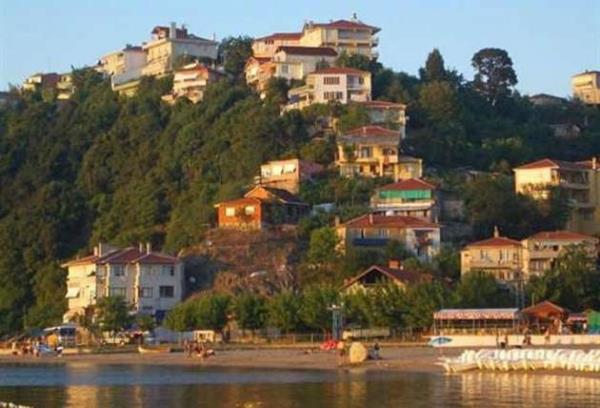 stanbul - Poyrazky  <br>  Kurulu tarihi alt yzyl ncesine kadar giden Poyrazky&#8217;e ilk yerleenlerin Cenevizlilerin olduu tahmin edilmektedir. Kye daha sonra Bizansllar gelip yerlemi ancak kyn Osmanl hkimiyetine gemesinin ardndan Trabzon ve Rize&#8217;den getirtilen insanlarla birlikte ehresi deimitir. Ky tipik bir karadeniz kydr. Karadenizdeki iklimden ve yeillikten bir esinti mevcuttur. ok kaliteli balk restorantlar mevcuttur ve gayet uygun fiyatlarda taze gnlk balk bulabilirsiniz