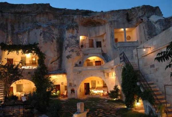 Nevehir - Kapadokya  <br>  Blge 60 milyon yl nce; Erciyes, Hasanda ve Gllda&#8217;n pskrtt lav ve kllerin oluturduu yumuak tabakalarn milyonlarca yl boyunca yamur ve rzgar tarafndan andrlmasyla ortaya kmtr. Kapadokya blgesi, bata Nevehir olmak zere Krehir, Nide, Aksaray ve Kayseri illerine yaylm bir blgedir. Blge, gnmzde lke turizmi asndan byk bir neme sahiptir