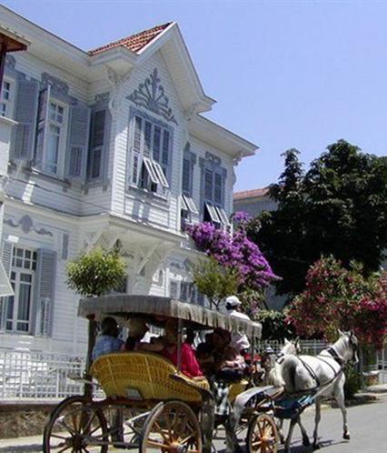 stanbul- Adalar  <br>  Adalar, stanbul'un Bykada, Heybeliada, Burgazada, Knalada, Sedefadas, Sivriada, Yassada, Kak Adas ve Tavan Adas adl 9 adadan oluan ilesidir. Adalar'a ilk vapur seferleri Galata Kprs'nden 1846 ylnda balamtr. Bugn Kabata, Kadky ve Bostanc'dan srekli deniz yolu balants vardr.