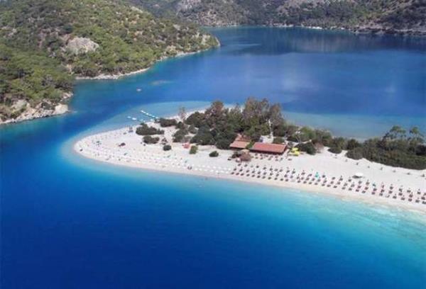 Mula - ldeniz  <br>  Denizli'de bulunan Pamukkale, kent kaplcalar ve akan sulardan kalan karbonat mineralleri teraslarn, travertenleri kapsamaktadr.Pamukkale, UNESCO tarafndan belirlenen Dnya Miras Listesinde yer almaktadr. Pamukkale teraslar, kaplca suyu tarafndan keltilmi bir tortullu kaya olan travertenden oluur. Bu blgede, 35 C den 100 C ye kadar olan scaklk aralklarnda 17 adet scak su kaynaklar vardr.