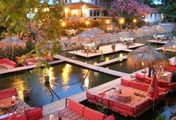 zmir - irince    <br>irince, zmir'in Seluk ilesine bal, tarihi mimarisi baaryla korunmu turistik bir kydr. Ky iinde harap durumda olan iki Rum kilisesi bulunmaktadr. Ky, Maya takvimine gre 21 Aralk 2012'de kopacak olan kyamette gvenli blge olduu gerekesiyle gndeme gelmitir. 21 Aralk 2012 gn yaklak 150 polis ve jandarma biriminin yan sra 270 basn mensubu blgeye gelmitir.