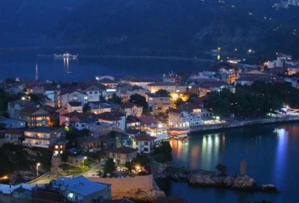 Bartn - Amasra  <br>  Denize doru uzanm bir burun, burnun iki yannda korunakl birer liman grevi gren iki koy ve ana karaya bal ve bamsz adalar ile esiz bir grsel gzellie de sahiptir. Amasra hem 3000 yllk tarihi, hem ekicilik ve balkla dayanan yerel sanatlar, hem de kendini evreleyen ormanlk alanlar ile grlmeye deer yerlerden biridir. Amasra halen zgn balk lokantalar, temiz orta boyuttaki otelleri ve saysz ev pansiyonuyla turizme katkda bulunmaktadr.