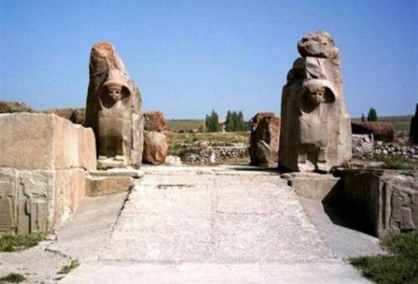 orum - Alacahyk  <br>  orum iline bal Alaca ilesinin Hyk kyndeki bir hyktr. Bu hykte drt ayr kltr evresinden kalma 14 yerleim ya da yap kat saptanmtr. Alacahyk&#8217;te ele geen buluntular, Ankara'daki Anadolu Medeniyetleri Mzesi ile 1941'de ziyarete alan Alacahyk Mzesi'nde sergilenmektedir. Alacahyk ve Boazky' kapsayan alan 1988'de mill park ilan edilmitir.