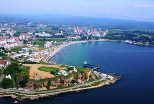 anakkale - Gelibolu  <br>  I. Dnya Sava anakkale Deniz ve Kara Muharebelerinin yapld yer olan Gelibolu Yarmadas, manevi deeri ok yksek turizm merkezlerimizden biridir. Byk ehir grltsnden uzakta ve deniz kenarnda yer alan Gelibolu, doal gzellikleriyle de nl bir ilemizdir. erisinde fazlasyla ehitlik ve sava eserleri bulunduundan dolay tarihi milli park oluturulmu olup 1973 ylnda Birlemi Milletler Milli Parklar ve Koruma Alanlar listesinde yer almtr.