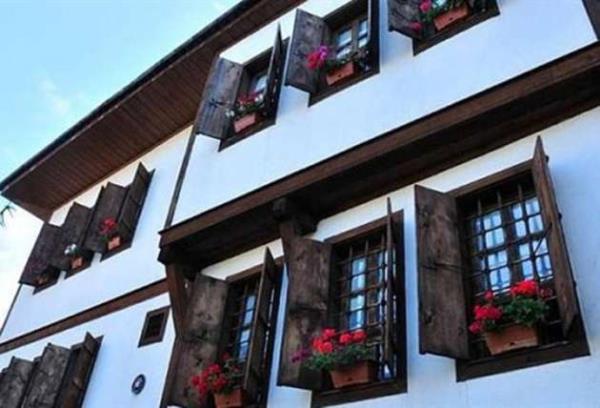 Karabk - Safranbolu<br>    Ev rneklerine, Beypazar, Gynk, Tarakl, Odunpazar gibi Trkiye'nin birok yerinde rastlanan Klasik Osmanl kent mimarisini yanstan tarih Safranbolu evleri ile nl olan ehir, bu zellii sayesinde 17 Aralk 1994 tarihinden beri Trkiye'de Dnya Miras Listesi'nde yer almaktadr.Safranbolu, Karabk ilinin en byk ve gelimi ilesidir. smini, blgede yetien ve nadir bir bitki olan safrandan alr.