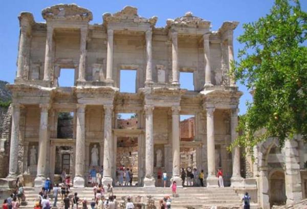zmir - Efes    <br>zmir'in bugnk Seluk ilesi snrlar ierisinde bulunan Efes ylda 1,5 milyon turist tarafndan ziyaret edilmektedir. Artemis Tapna, Celsus Ktphanesi, Meryem Ana Evi, Yedi Uyurlar (Ashab- Kehf) ve sa Bey Camii gibi tarihi yaptlara ev sahiplii yapan Efes bir ok efsaneye de konu olmutur.