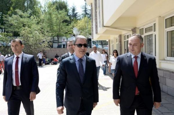 2007 ylnda korgeneral olan Hulisi Akar, Kara Kuvvetleri Lojistik Komutanl ve 3. Kolordu Komutanl grevlerinde bulundu ve 2011 ylnda orgenerallie terfi etti.