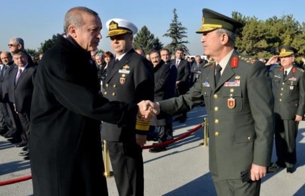 Gney Avrupa Mttefik Kuvvetler Komutanl stihbarat Bakanl'nda istihbarat subayl, Kara Kuvvetleri Genel Sekreterlii'nde plan subayl, Genelkurmay zel Kalem Mdrl ve Bosna-Hersek Trk Kuvvetleri Komutan Yardmcl grevlerinde bulundu.