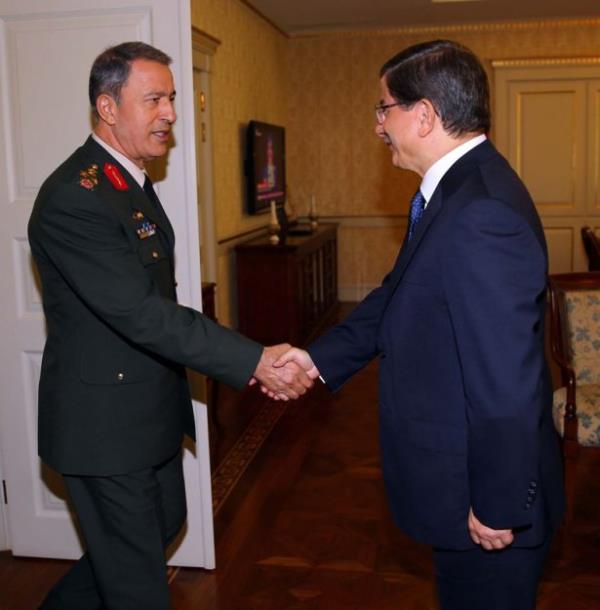 2002 ylnda tmgenerallie terfi ettikten sonra Kara Harp Okulu Komutanl ve Kara Harp Akademisi Komutanl grevlerini yrtt.