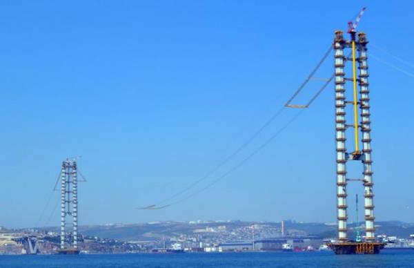 Kpr almalarn inceleyen Kaya, AA muhabirine yapt aklamada, kprnn kablo montaj iin oluturulan "kedi yolu" diye adlandrlan blmnde geen mart aynda kopma meydana geldiini hatrlatt.