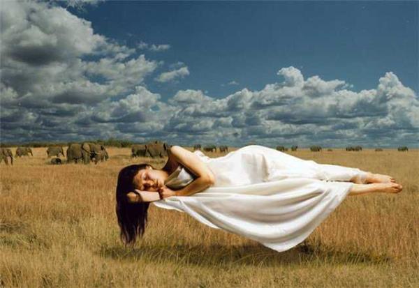 "Bilinli rya" grmek gerekten mmkn  <br>  Kiinin sonularn istedii gibi maniple edebildii "bilinli rya" (lucid dreaming) kavram bize Hollywood filmlerini hatrlatsa da, hayal rn deil. Belli bir eitim srecinden sonra eriilebilecei iddia edilen "bilinli rya" durumu istediiniz ryay istediiniz kiilerle ssleyip dilediiniz gibi sonlanmasn salyor. "Bilinli rya", beynimizin usuz bucaksz potansiyeline dair ufak da olsa bir ipucu veriyor.