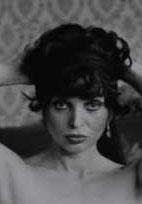 Dnemin nl gazino iletmecileri Hasan Ekesi ve Hasan Bora'nn sraryla o yllarda pek ok sinema sanatsnn yapt gibi sahneye kt Leyla Sayar. Yapaca i danszlkt.     Hayatnda hi byle bir i yapmam olan Sayar, Kudret andra'dan bir hafta ders ald ve dansz olarak gazino sahnesine kt.     Ama ans yaver gitmedi. Filmlerini hayranlkla izleyenler onu sahnede dans ederken grmekten pek holanmad.