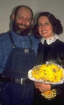 KUR'AN'SIZ GNLERM KARANLIKTI    Ei Eser Noyan ile birlikte seslendirdii arklarla tannyordu Engin Noyan.