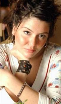 zel hayatn bile kameralarn, objektiflerin nnde yaard. Ama bir gn hayatnn ak, iadam Ali Rza zderici ile tant ve yaam onun iin baka bir dnemece girdi.