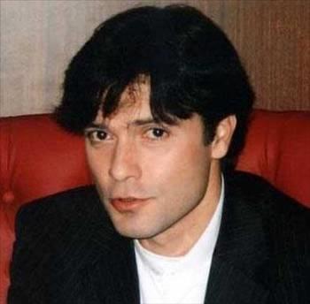 SIRLAR KAPISINI ARALADI    80'li yllarn en gzde yakkllarndan biriydi Reha Yeprem. 1986 da Aydan Adan ve Sema German Ajans'nda mankenlie balad. 1987 de, Hrriyet gazetesinin Kelebek ekinin at yarmada sinema kral seilerek profesyonel aktrlk hayatna balad.