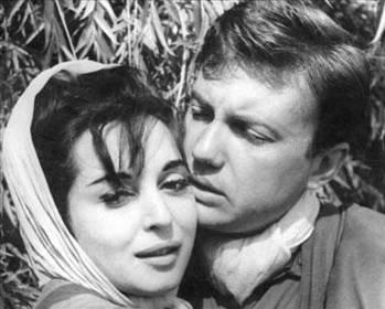 Yeilam'n bir dnemine damga vuran en gzel kadnlardan biri olan Sayar, zel hayatyla da hep ilgi ekti.zellikle de Muzaffer Tema ile yaad alkantl iliki dnemin magazin basnnn gndemindeydi.