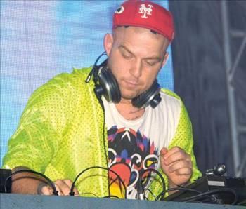 ATHENA GKHAN HDAYETE M ERD    Athena grubunun solisti Gkhan zouz'un be vakit namaza balad ok konuulmutu. Bir etkinlikte DJ&#8217;lik yapan Ghan'a gazeteciler tarafndan bu soru da sorulmu, ancak kendisi bu konu hakknda konumak istememiti: &#8220;Bunlar ok hassas konular. Bu konulardan rant salyor denilmesinden, olaylarn farkl yne ekilmesinden korktuumdan yorum yapmak istemiyorum.&#8221;