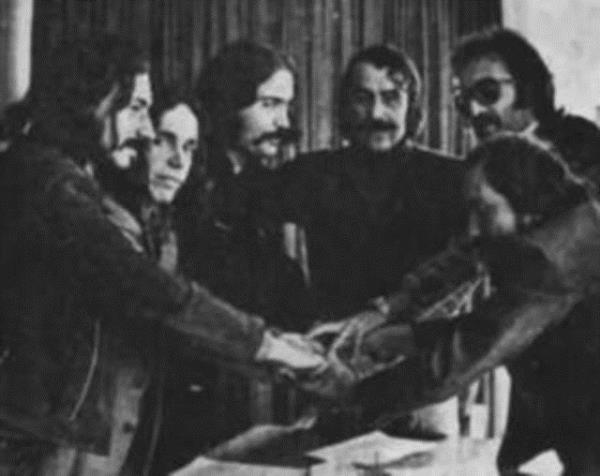 Ksa bir sre sonra yine bir ara Seluk Alagz grubunda alm olan ve Almanya?da Cem Karaca Apalarla yapt turneden dnen Hasan Sel Haluk Kunt'un yerini alr. lk 45'likleri "Eastern Love/Artk ok Ge", ubat 68'de kar.