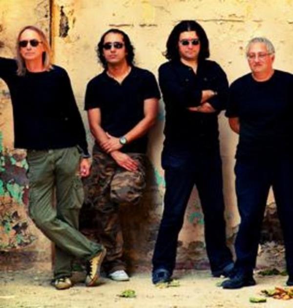 Zaman zaman kadrosundaki isimler deise de Bulutsuzluk zlemi ilk albmn kard 1986 ylndan bu yana mzikseverlerin gzdesi.