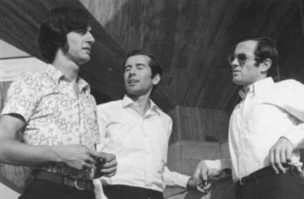 Ali Kocatepe ile birlikte 1978 Seul ark Yarmas'nda ve 1981 Eurovision ark Yarmas'nda Ayegl Aldin ile birlikte Dnme Dolap adl arkyla Trkiye'yi temsil ettiler.