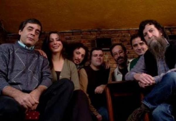 Kadrolar zaman zaman deise de hala arklarn sylemeye devam ediyorlar.