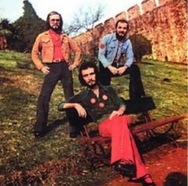 Daha sonra srayla Trio stanbul, Ouzlar, Alizeler, ve Biraderler isimlerini kullandlar..