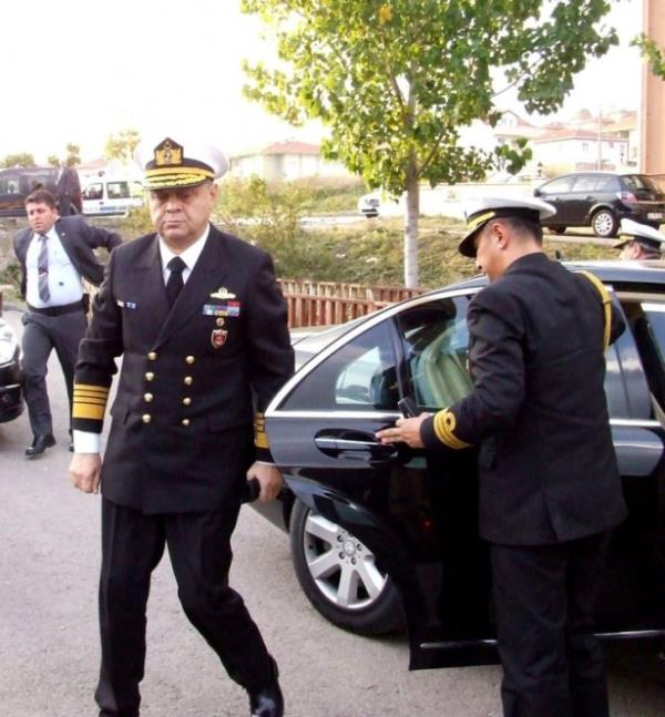 Deniz Kuvvetleri Harekt Eitim Dairede NATO Proje Subayl, TCG Savatepe 2. Komutanl ve Komutanl, TCG Muavenet Komutanl, Donanma Komutanl'nda Plan Ve Tekilat ube Mdrl, Atina Deniz Ataelii, 4'nc Muhrip Filotillas Komodorluu ve Donanma Komutanl'nda Harekt Bakanl grevlerini yrtt.