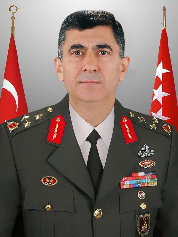1992-1995 yllar arasnda Gnkur. Gn. PP Bk.lnda grev yapmtr. 1995-1998 yllarnda Brksel-BELKA&#8217;da NATO Trk Askeri Temsil Heyetinde Bat Avrupa Birlii Askeri Temsilcilii grevini yrtmtr. 1998-2000 yllarnda Malazgirt-MU&#8217;ta 108 nci Topu Alay Komutanl grevinde bulunmutur.