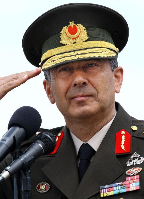 HULUS AKAR'IN YERNE GETRLEN SM<br>  Akar'dan boalan Kara Kuvvetleri Komutanlna ise Birinci Ordu Komutan Salih Zeki olak'n getirildii belirtiliyor.<br>    Salih Zeki olak kimdir?  <br>  Orgeneral Salih Zeki OLAK 20 Temmuz 1954 ylnda Akaabat (TRABZON)&#8217;da domutur. 1974&#8217;de Kara Harp Okulu&#8217;ndan 1975 ylnda Topu ve Fze Okulu&#8217;ndan mezun olmutur. 1975-1986 dneminde eitli Topu Birliklerinde Batarya Komutanl, Kara Harp Okulu renci Alay&#8217;nda Takm Komutanl, Topu ve Fze Okulu&#8217;nda Topu Taktii retmenlii grevlerinde bulunmu; bu arada Da Komando ihtisas kursunu tamamlamtr.